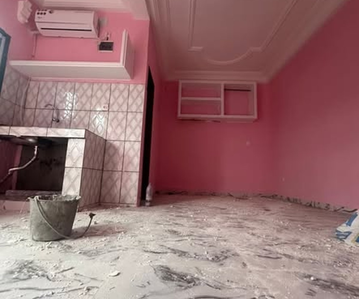 Vaste chambre moderne climatisé - PK12 Douala