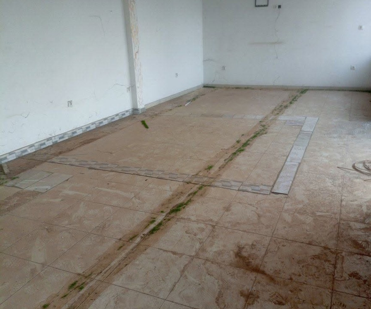 Grande boutique avec mezzanine à louer - Odza Messamendongo