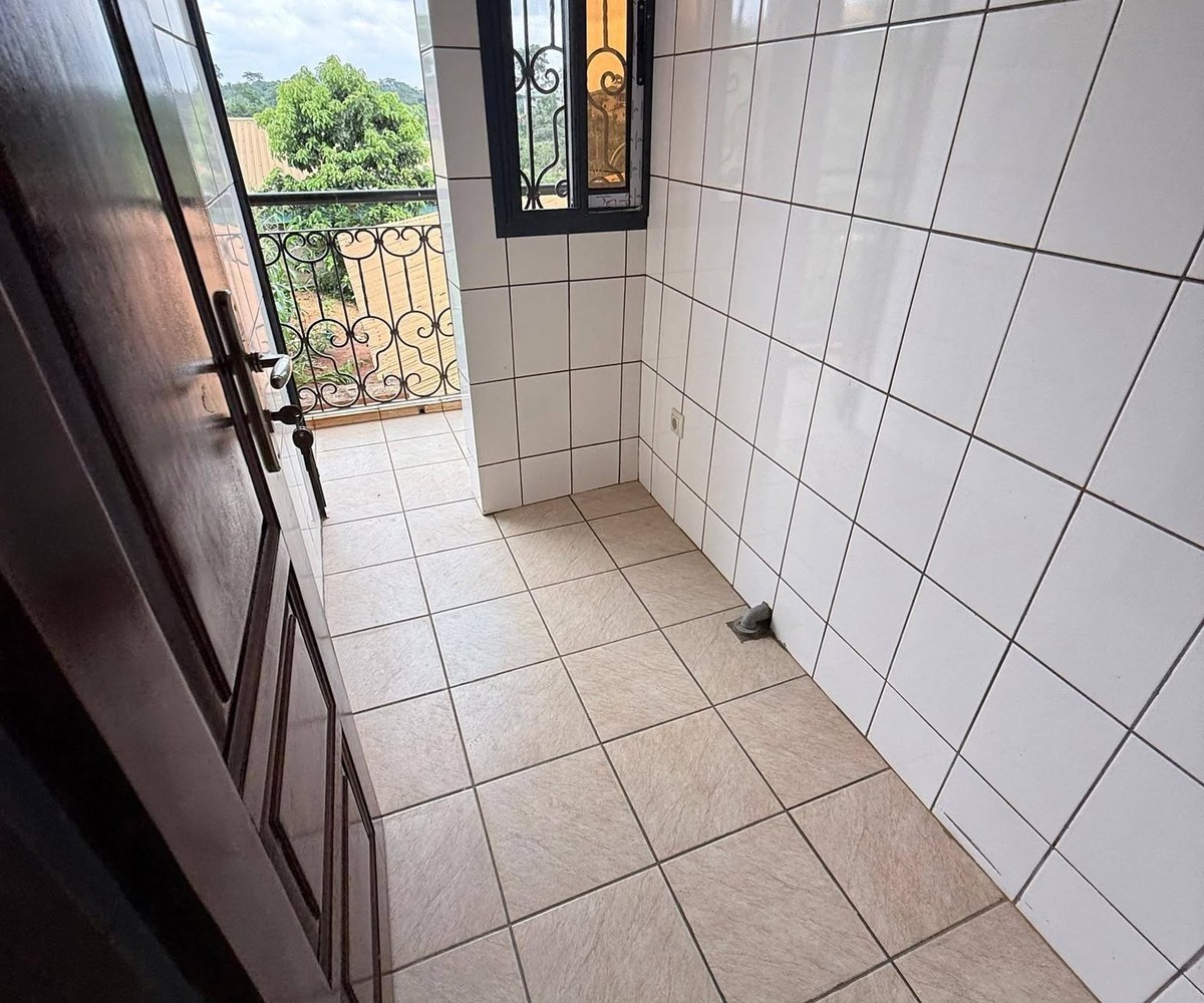 Studio neuf à louer à Nkolfoulou