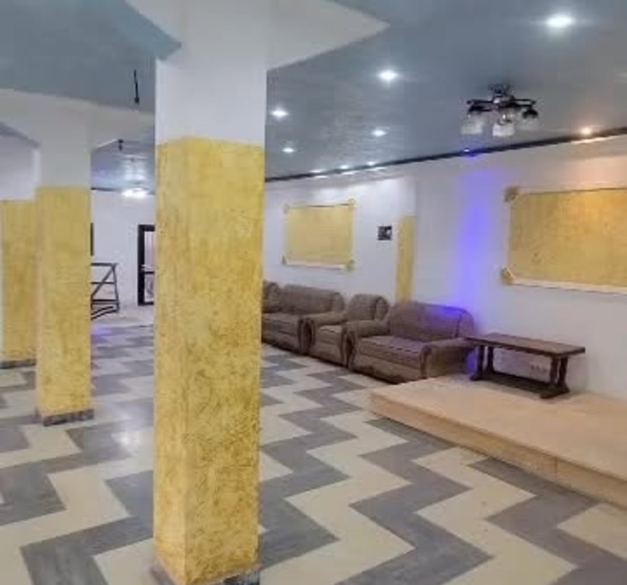 Vaste boutique à louer – Makepe Saker