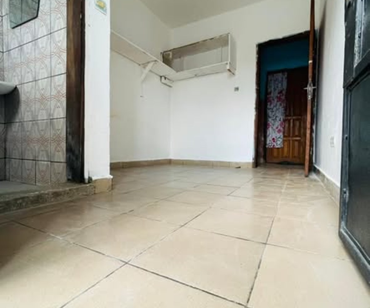 Chambre moderne avec balcon à Ange Raphaël