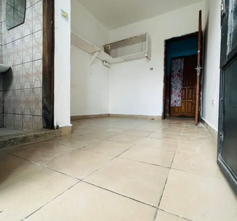 Chambre moderne avec balcon à Ange Raphaël
