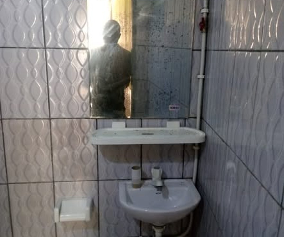 Grande chambre moderne à louer à Kotto