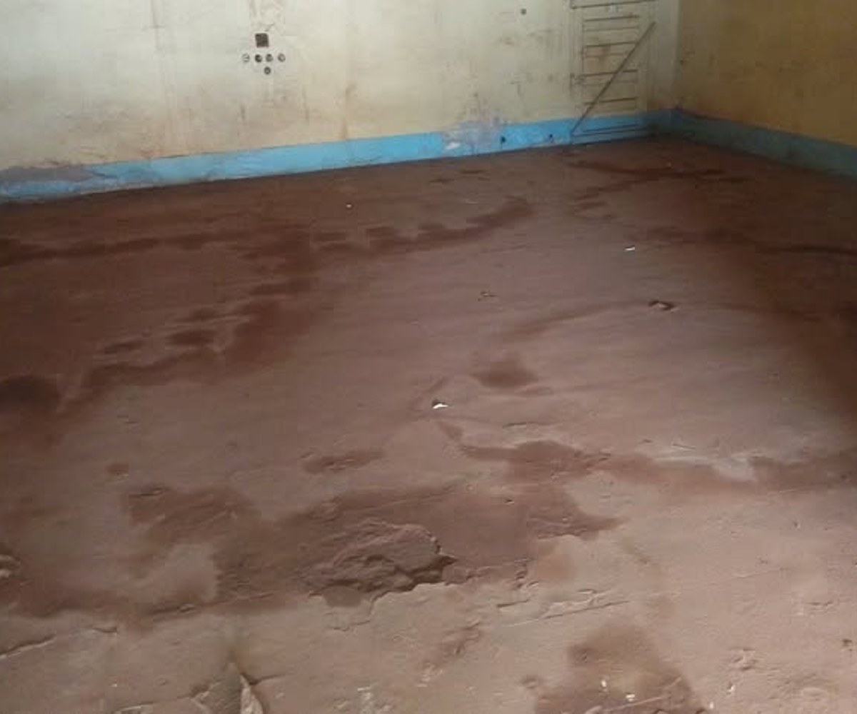 Emplacement commercial à louer à Emombo
