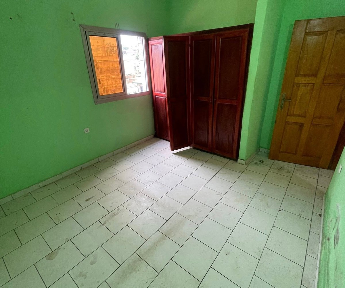 Appartement moderne à Logpom, à l'étage