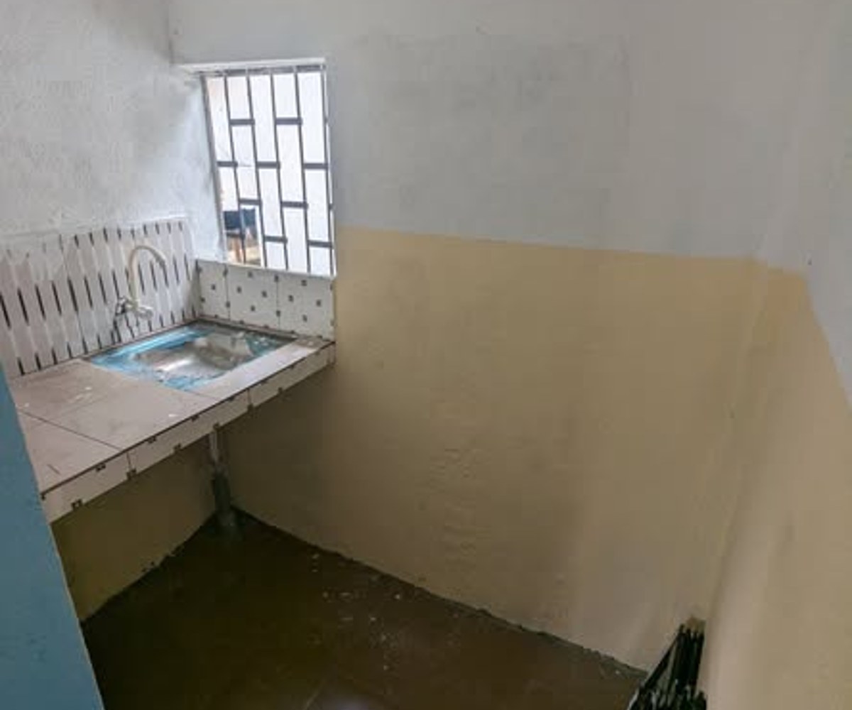 Grande chambre moderne à Logbaba