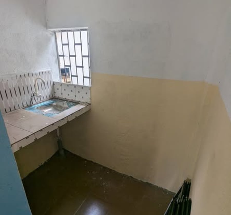 Grande chambre moderne à Logbaba