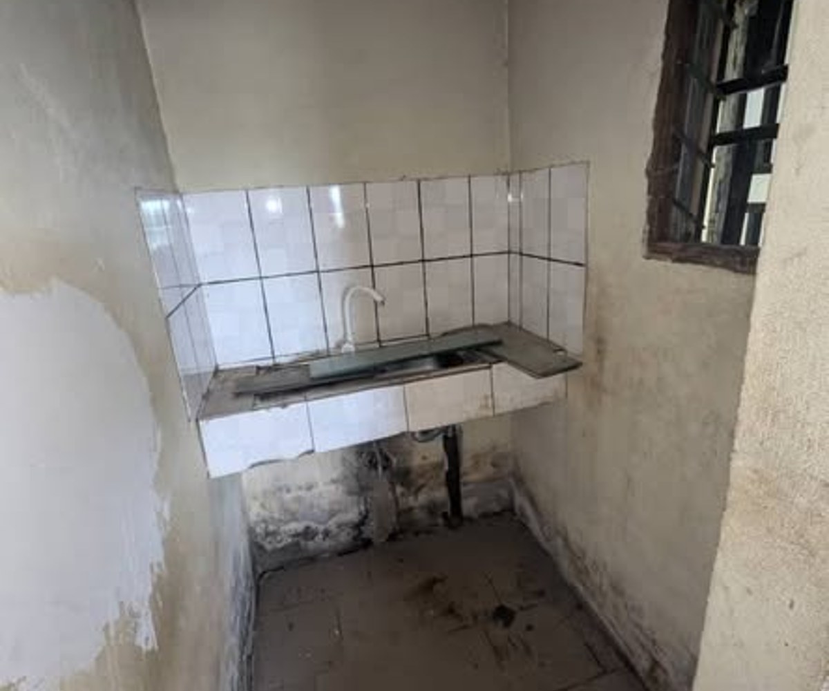 Grand chambre 3 pièces à louer à Nsam