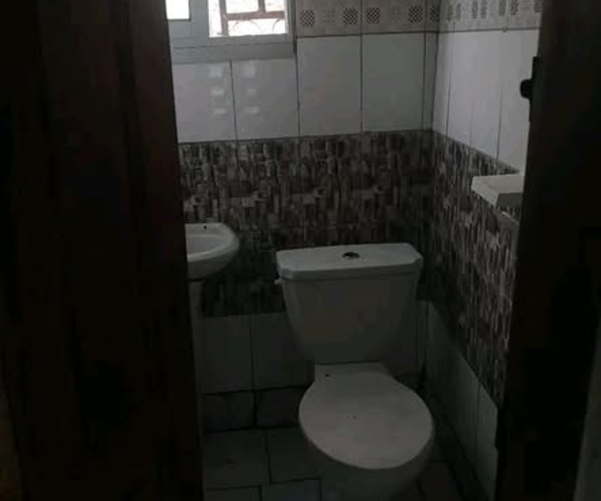 Studio trois pièces à Emombo dans la barrière
