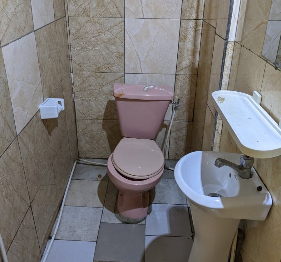 Vaste chambre moderne à louer au Petit Génie Simbock