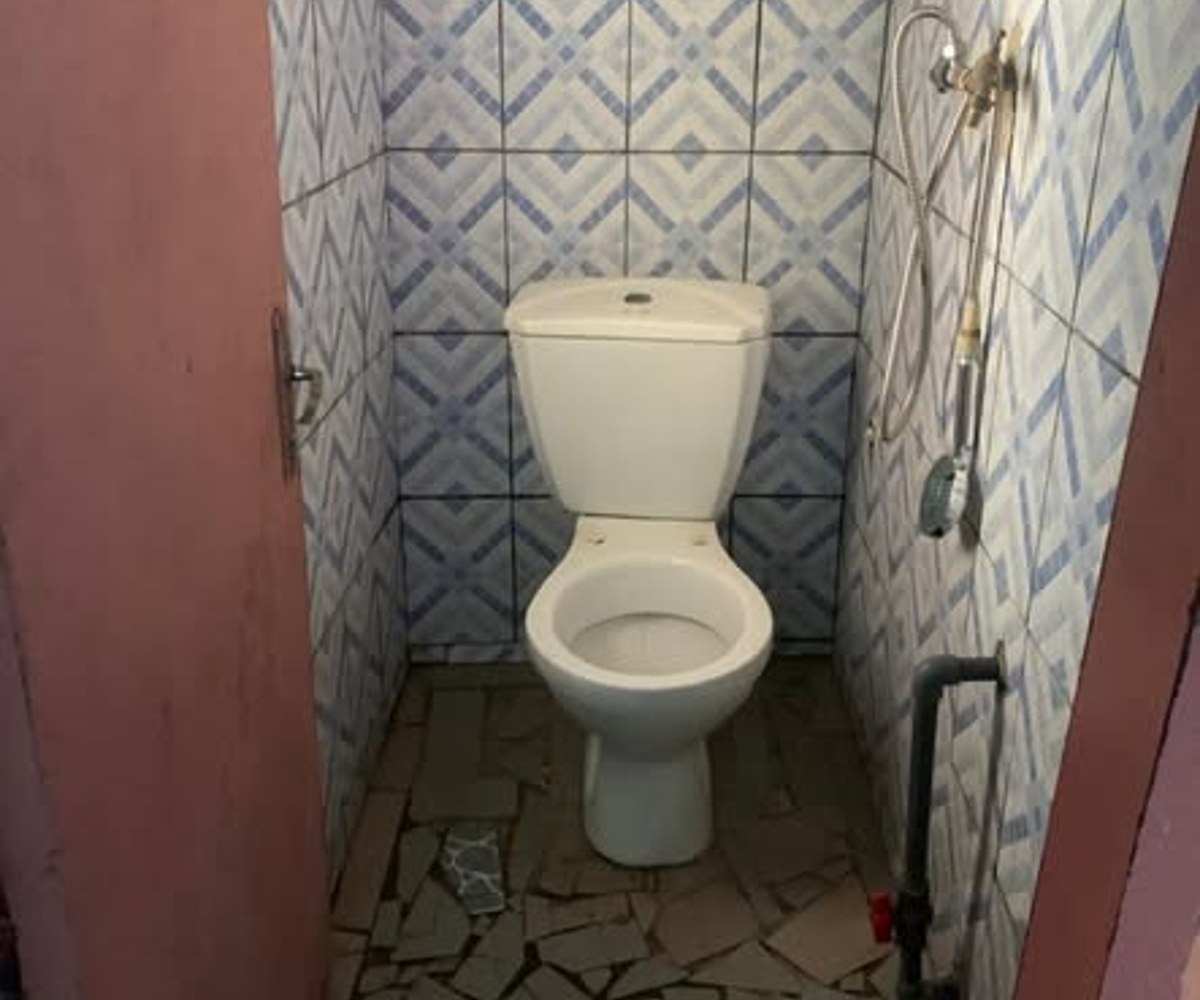 Chambre moderne à Village derrière Tradex