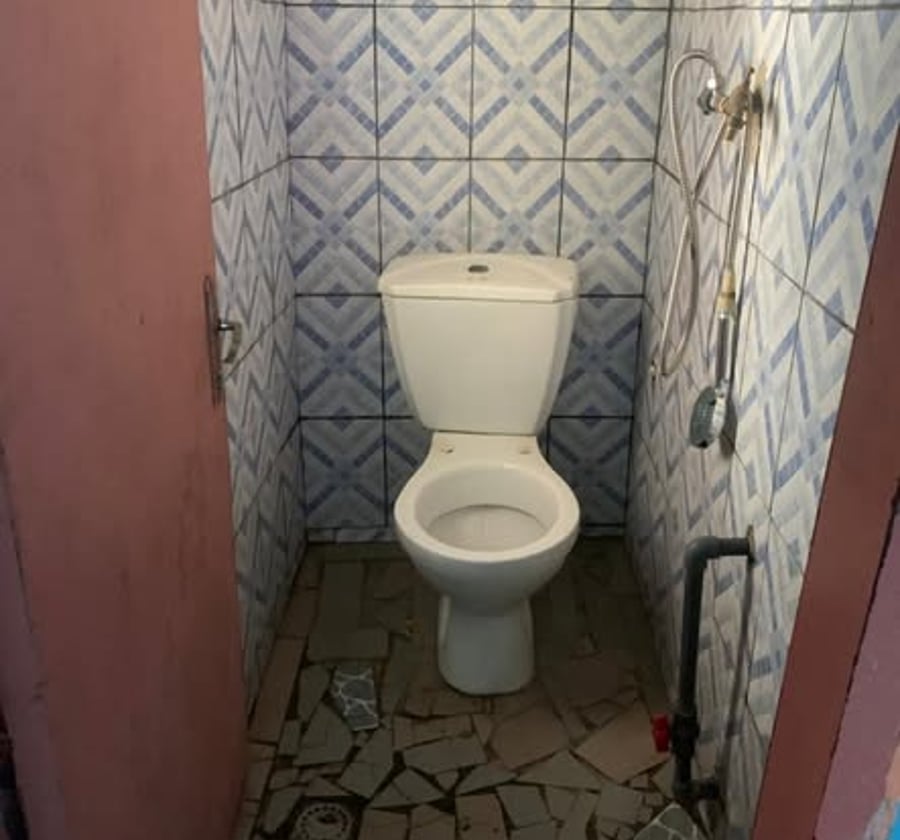 Chambre moderne à Village derrière Tradex