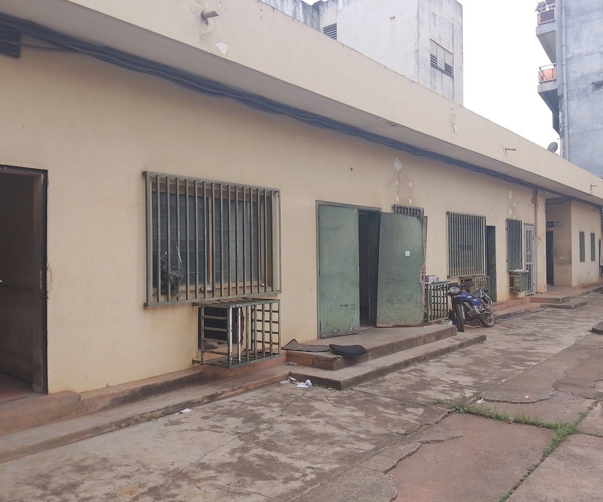 Magasin de stockage et bureaux à louer - Yaoundé centre-ville