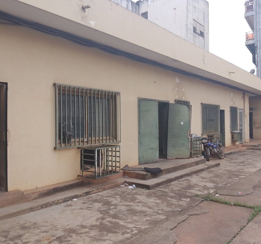 Magasin de stockage et bureaux à louer - Yaoundé centre-ville