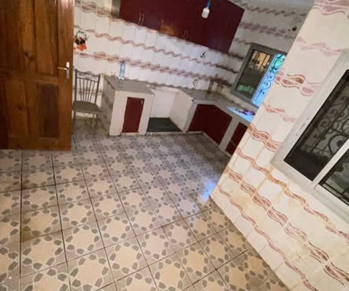 Duplex à louer à Odza