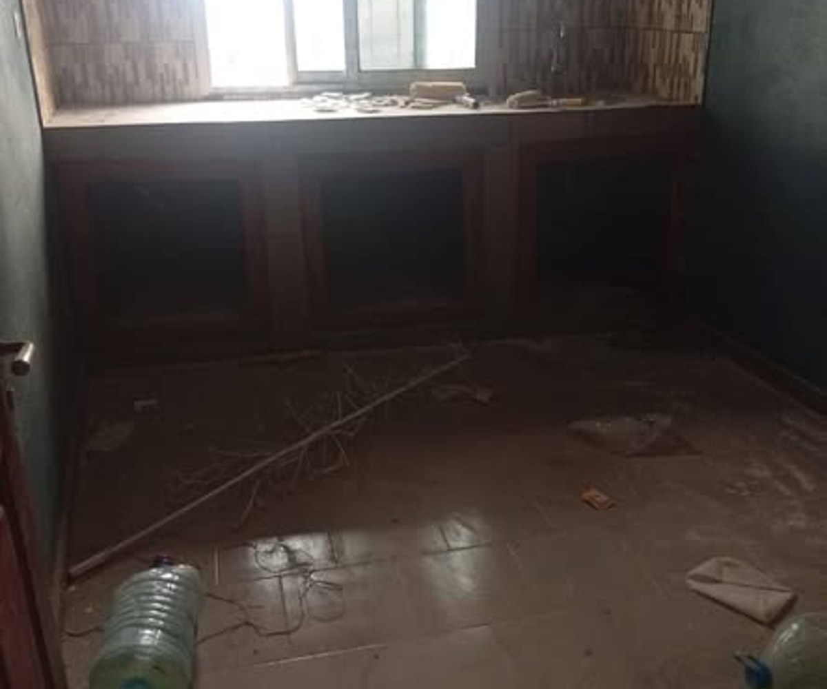 Yaoundé, propre appartement moderne nouvellement construit à louer à 100f seulement du carrefour nkoabang