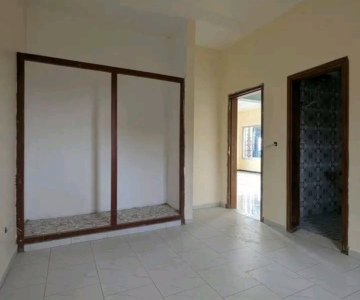 appartement moderne nouvellement construit à louer awae escalier 2 chambres, 3 douches, eau chaude, dans la barrière avec parking forage gar