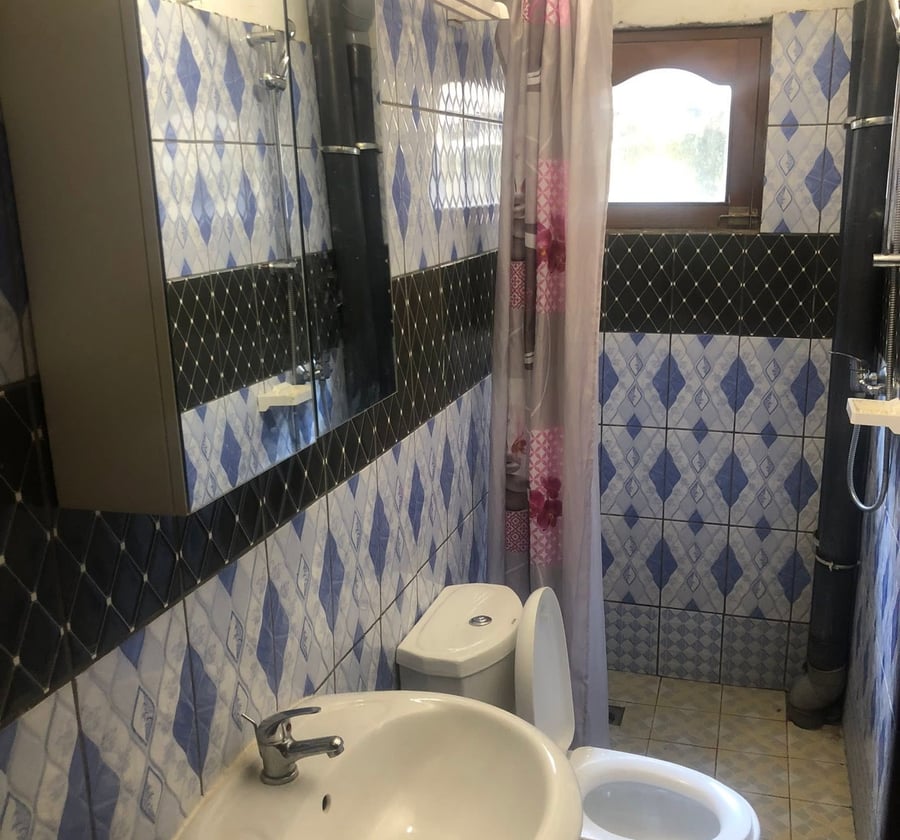 Studio à louer à Odza (petit marché)