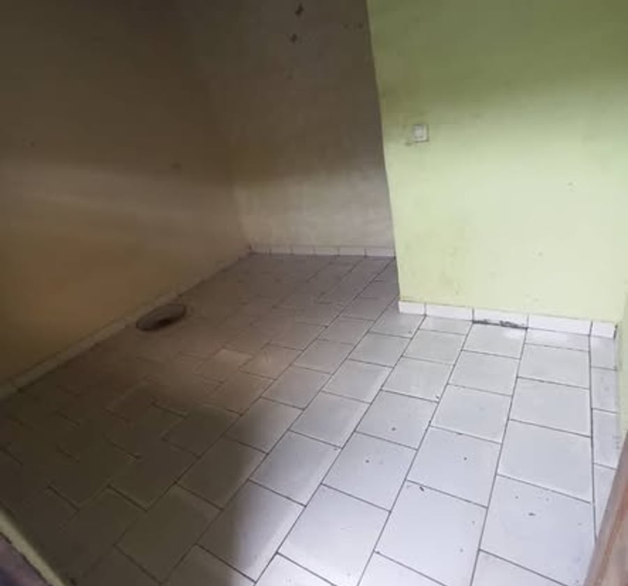 Chambre moderne à louer à Yassa TradEx, mini cité sécurisée
