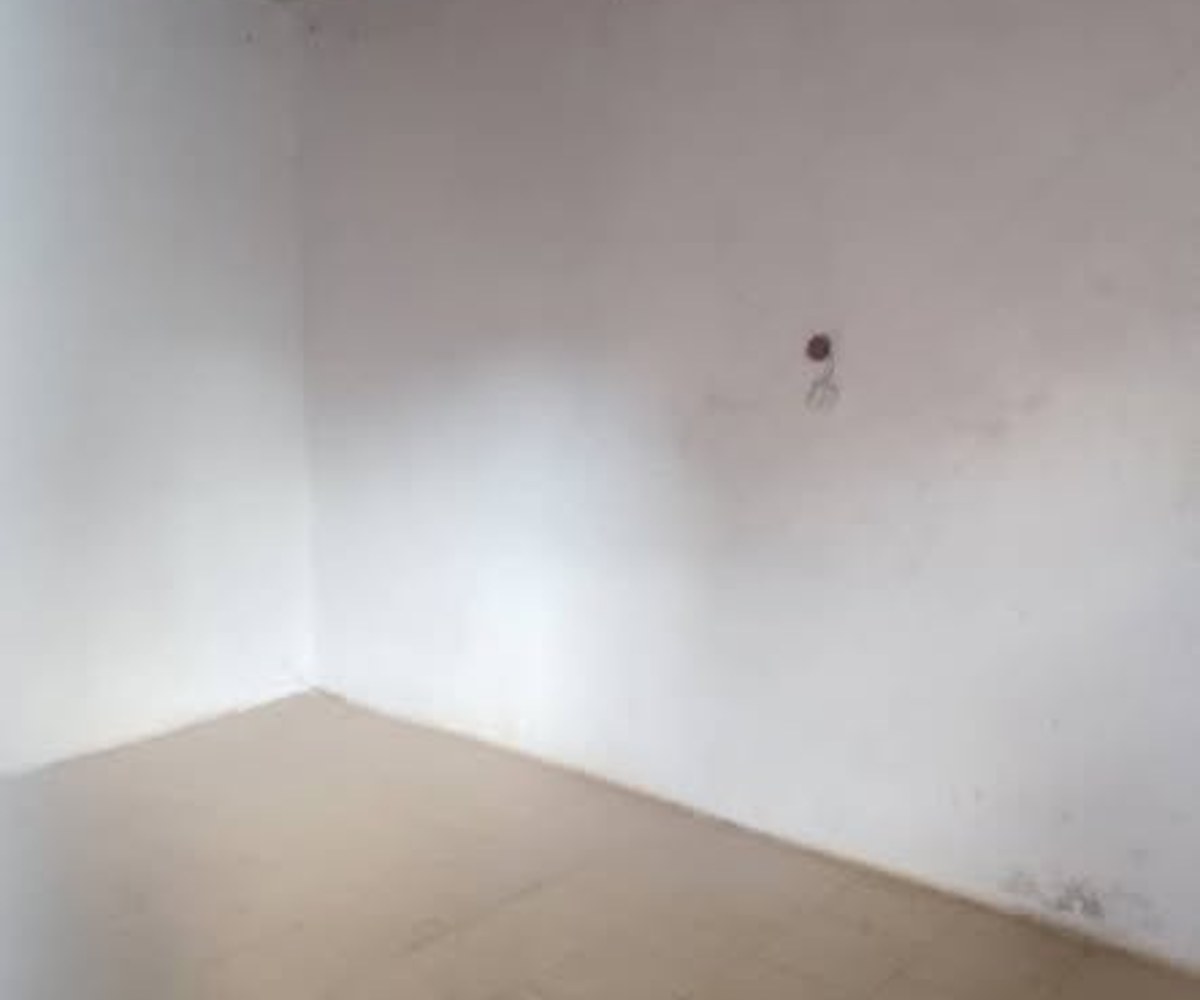 Chambre simple carrelée – Nkoabang Petit Stade