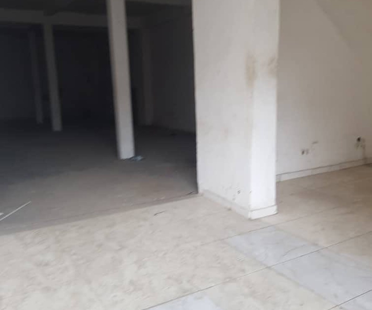 Grand magasin de stockage à louer à Akwa Douala