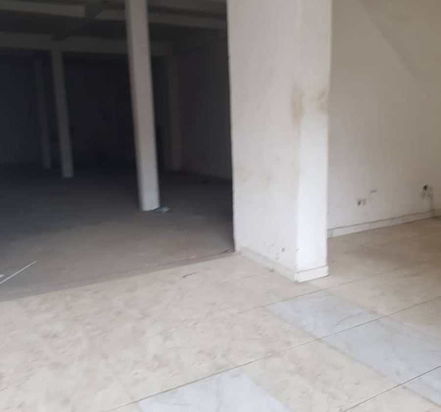 Grand magasin de stockage à louer à Akwa Douala