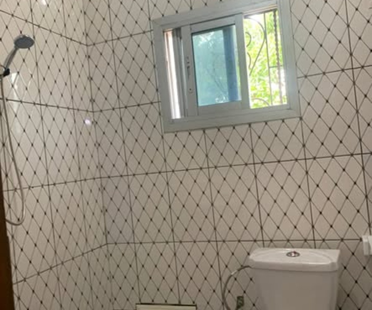 Studio moderne à Ndogbassi – Balcon, parking, forage, compteur prépayé