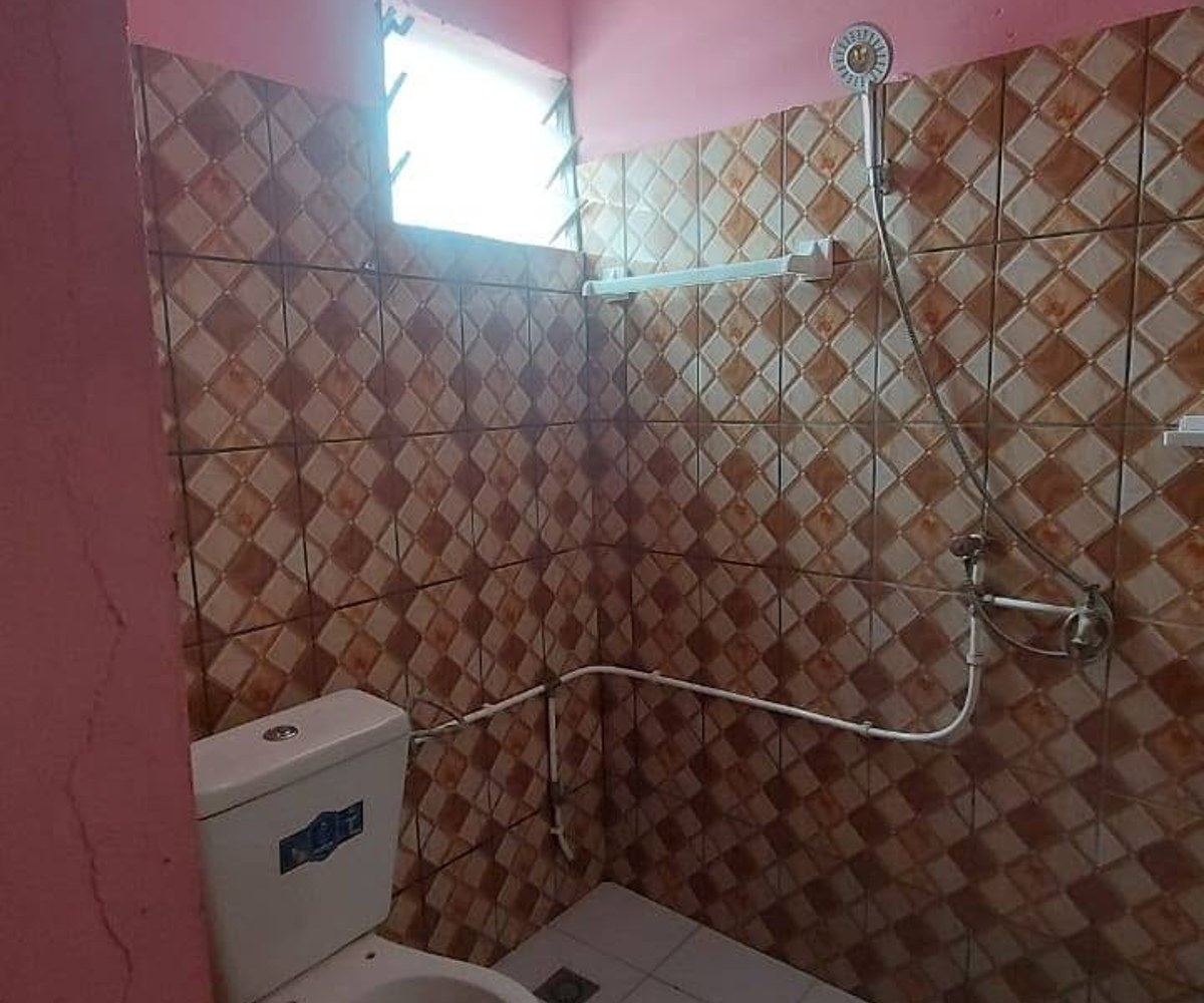 Grande chambre moderne à l'étage – Beedi, Douala