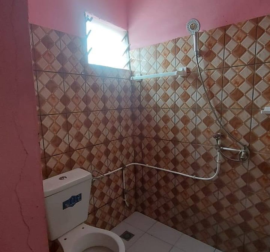 Grande chambre moderne à l'étage – Beedi, Douala