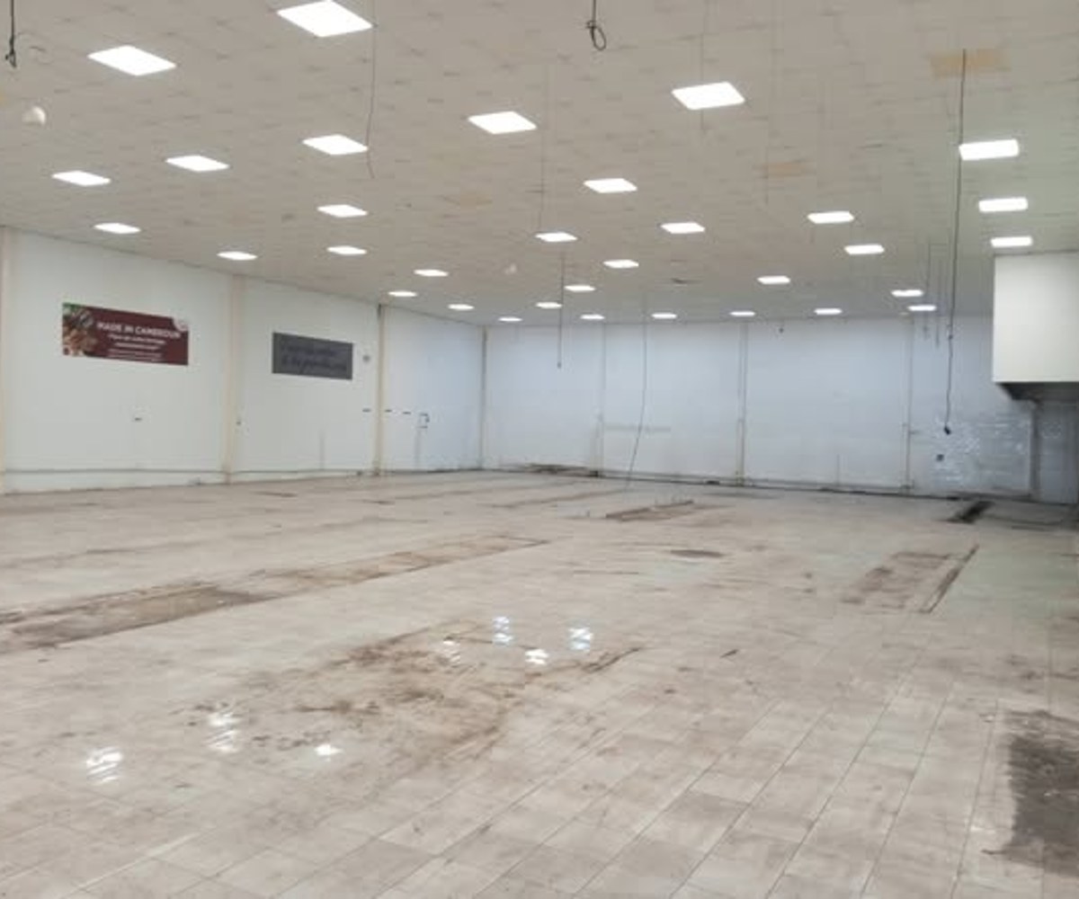 Vaste magasin à louer à Bonapriso