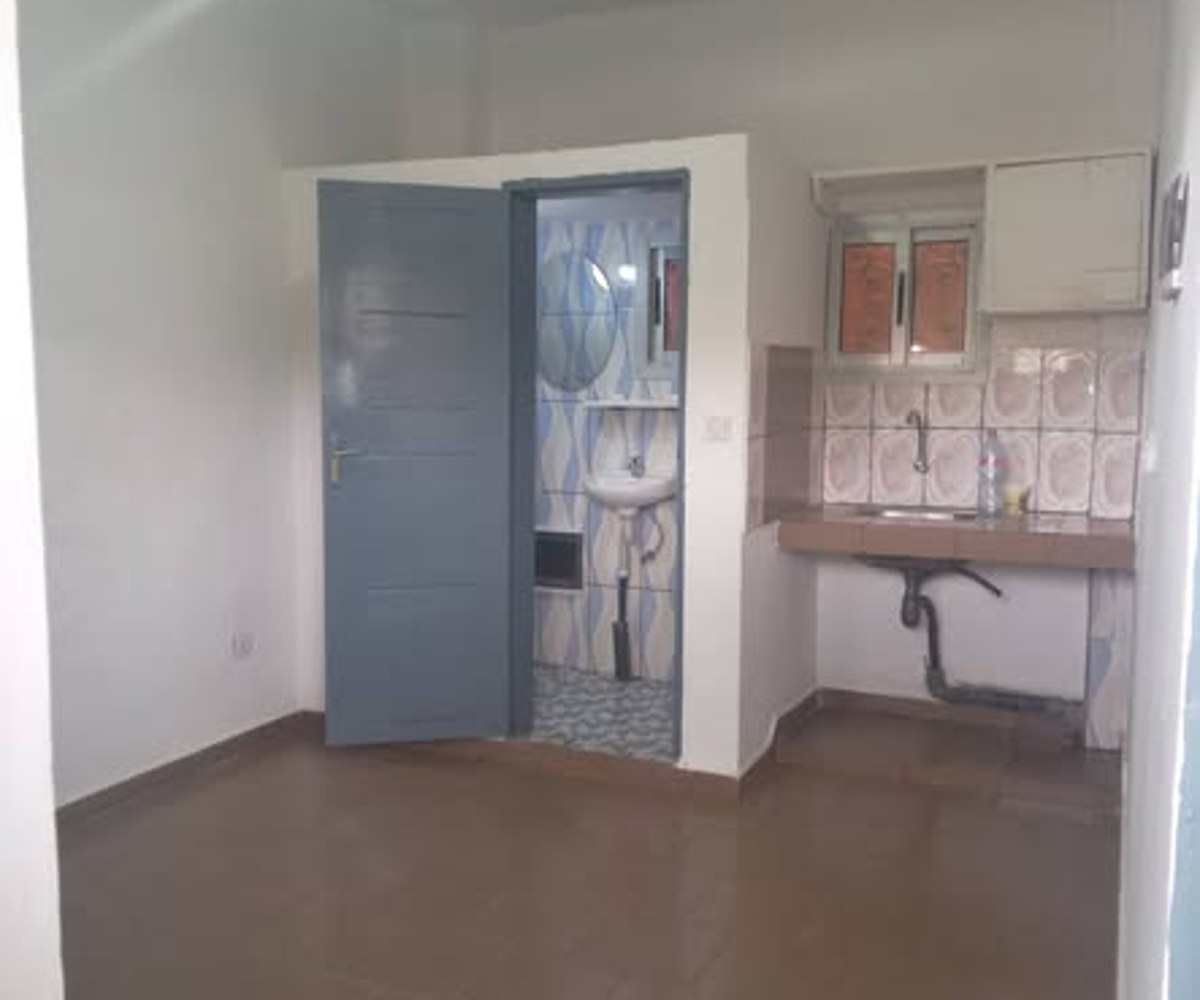 Chambre moderne à louer à Obili