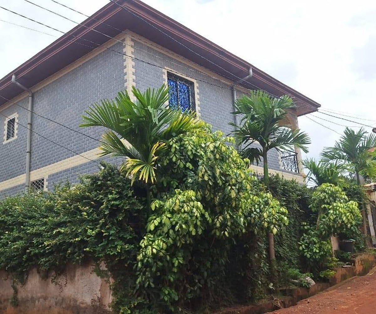 Duplex à louer à Awae, Yaoundé - 4 chambres, 3 salles de douche