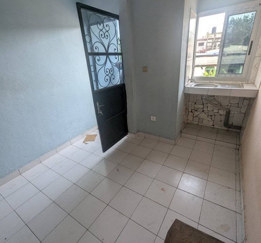 chambre moderne à makepe à 50m du goudron au 2eme étage dans la barrière constitué de