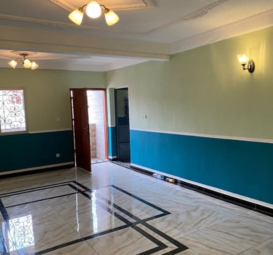 Studio moderne staffé avec parking à Kotto, 90 000 XAF/mois