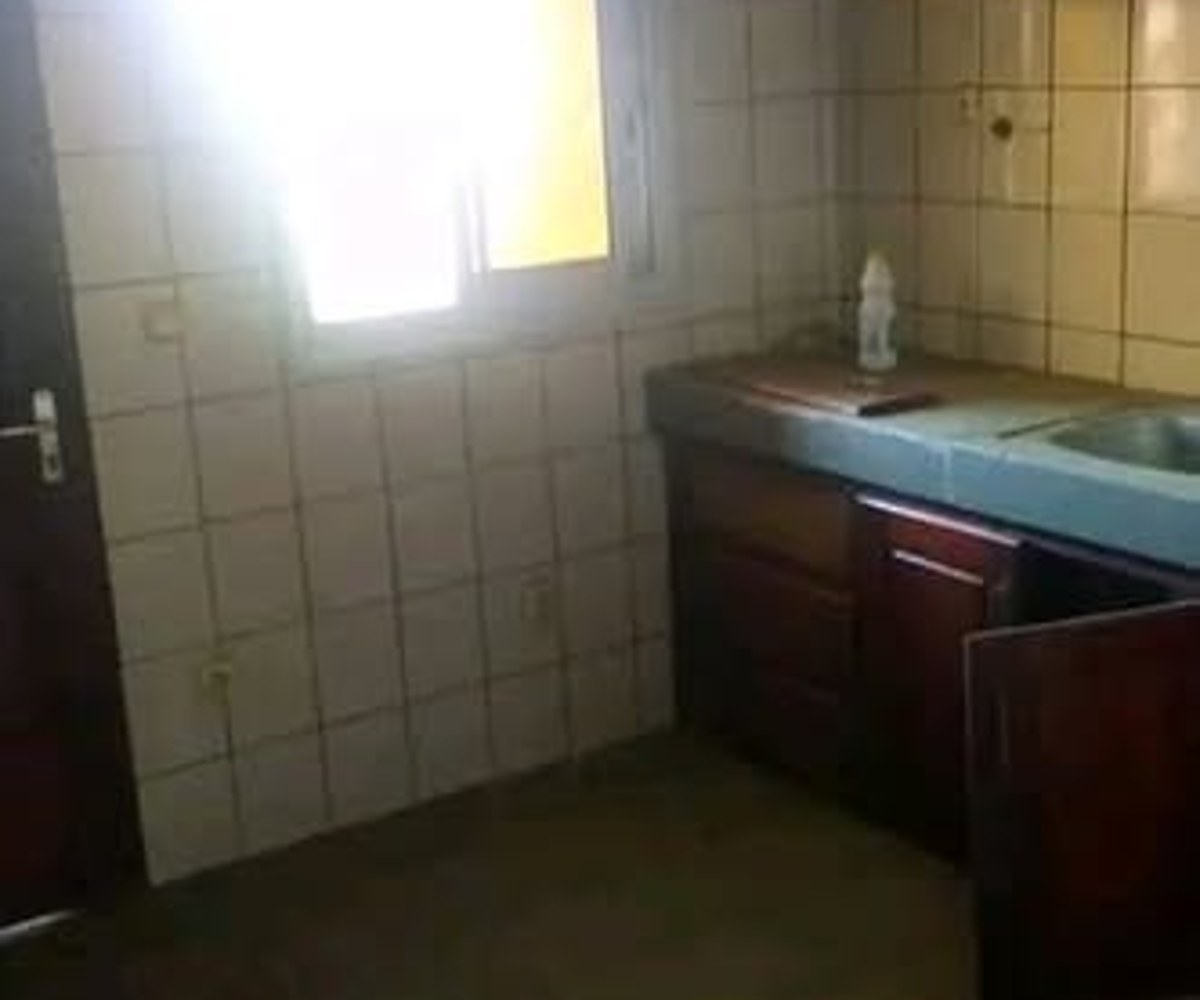 Appartement moderne de 3 chambres avec placards et balcon à l'Hôpital Général de Douala