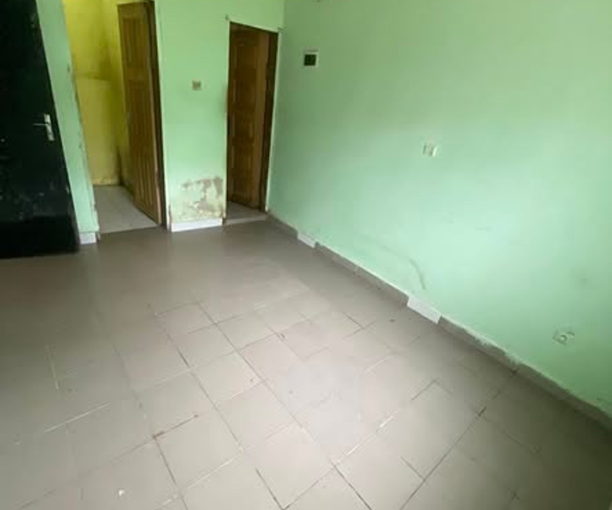 Chambre moderne avec cuisine et douche à Beedi