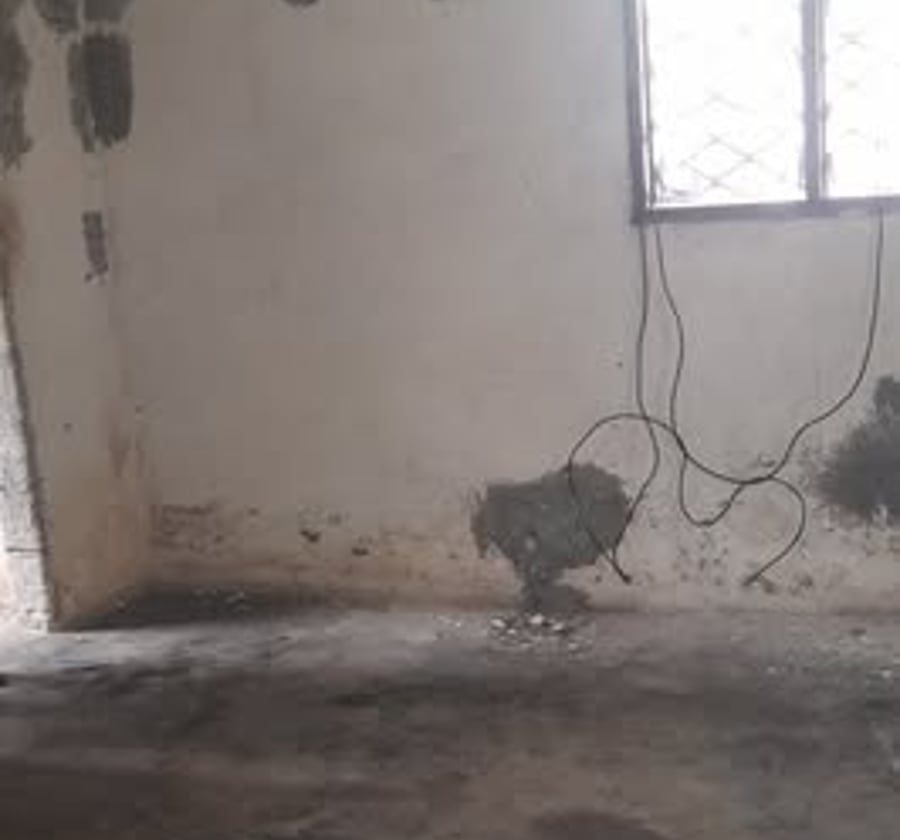 Vaste chambre simple à louer à PK8