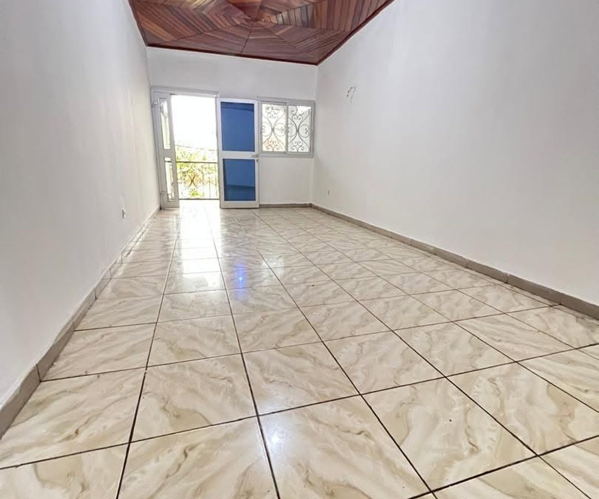 Vaste et magnifique studio moderne à louer à logbessou a 80m des pavés au 1er niveau constitué