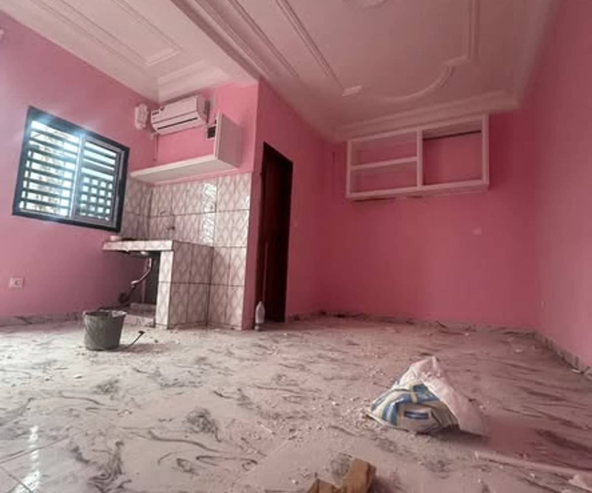 2 chambres modernes climatisées à PK12 Douala