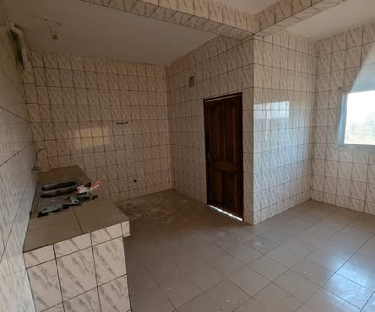 Vaste appartement moderne à louer à Odza