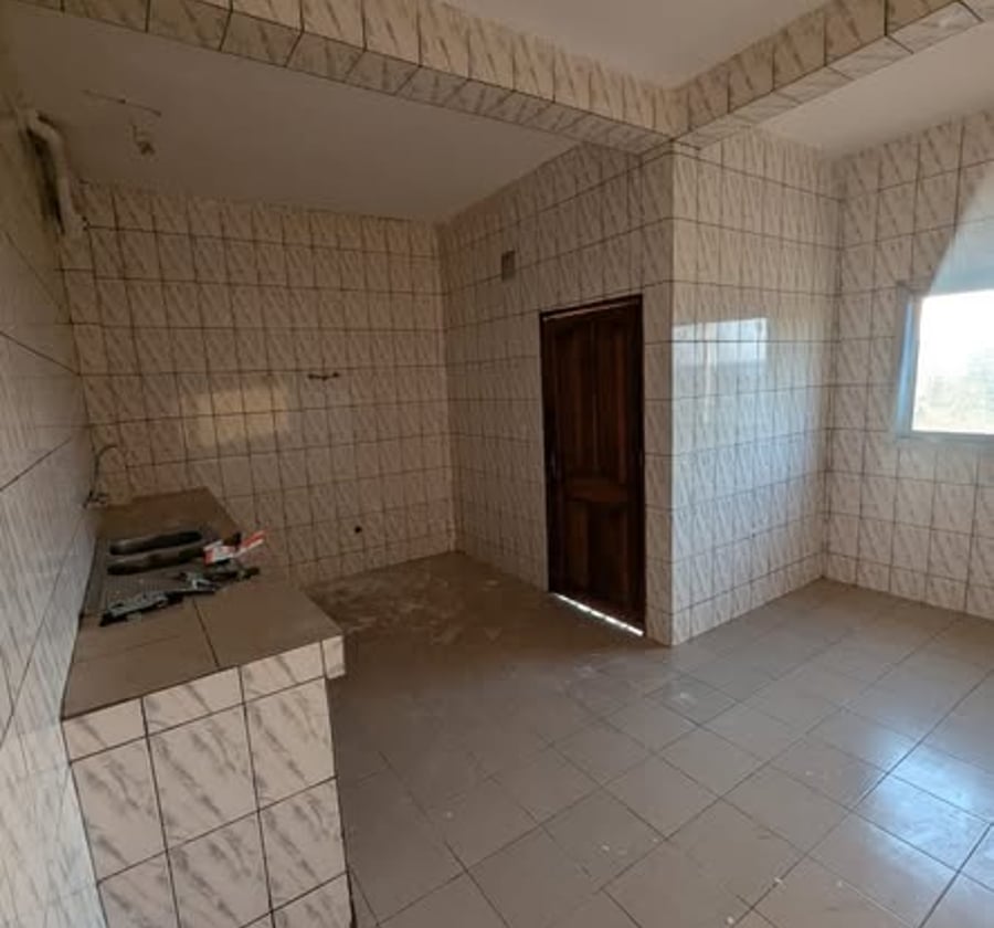 Vaste appartement moderne à louer à Odza