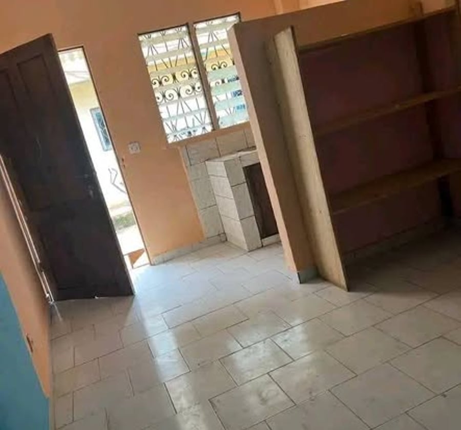 Chambre moderne à Nkoabang