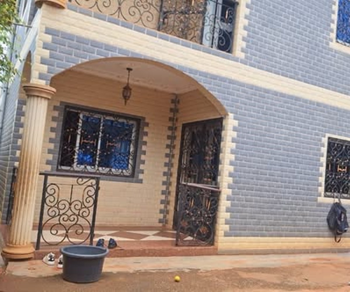 Grand et magnifique duplex à louer à Awae Carrefour Carrière