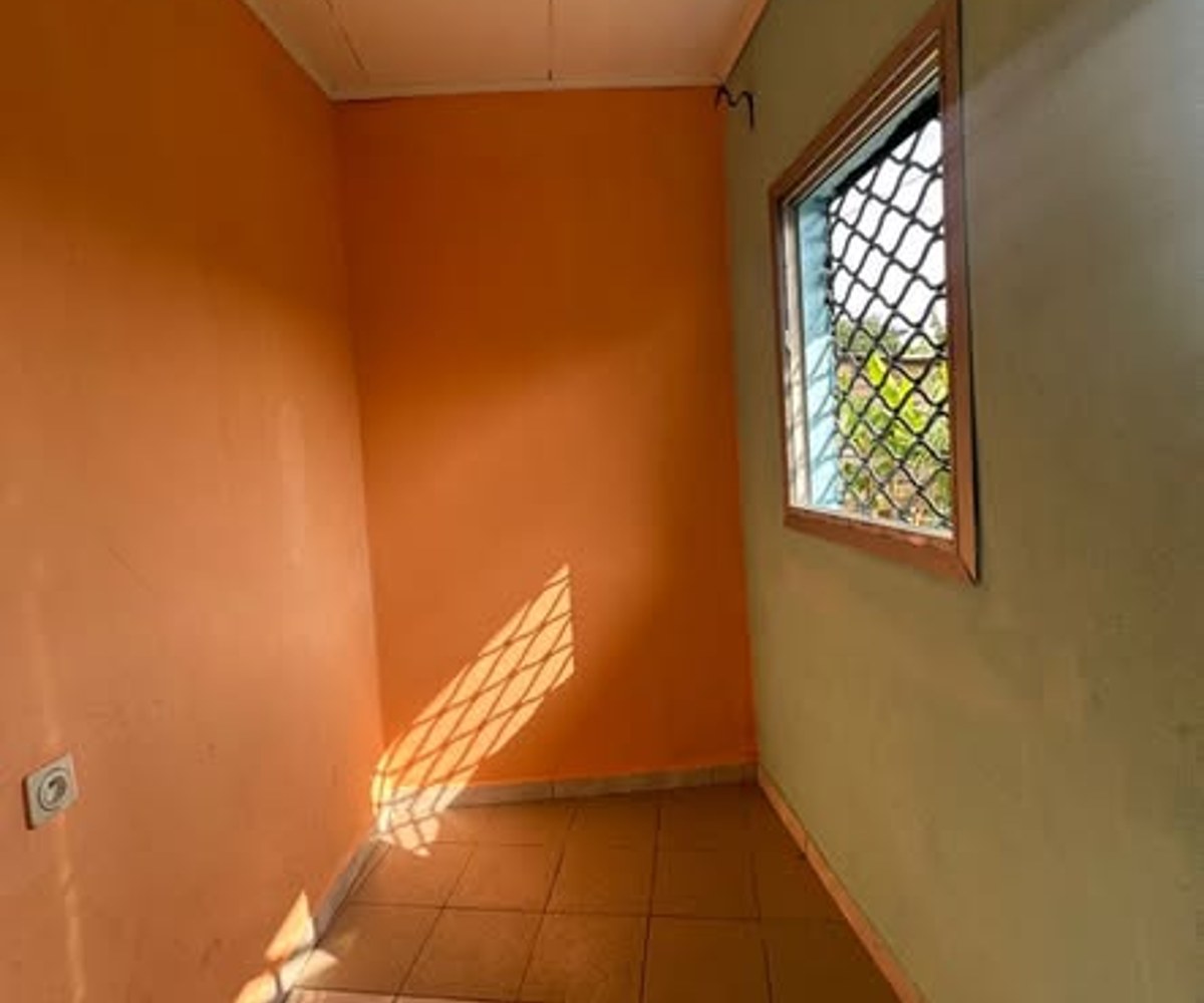 Chambre douche à Bojongo, Douala