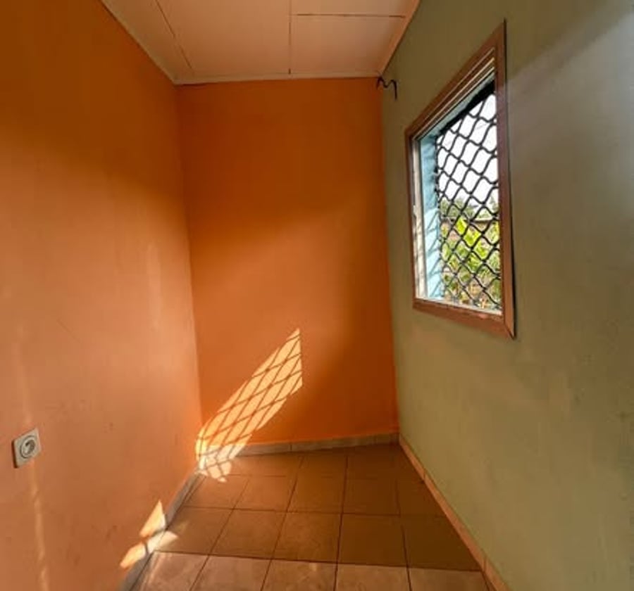 Chambre douche à Bojongo, Douala