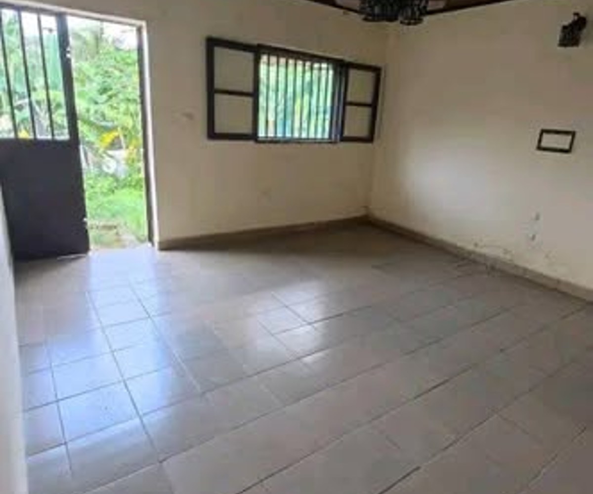 Vaste studio moderne à louer à Logbaba