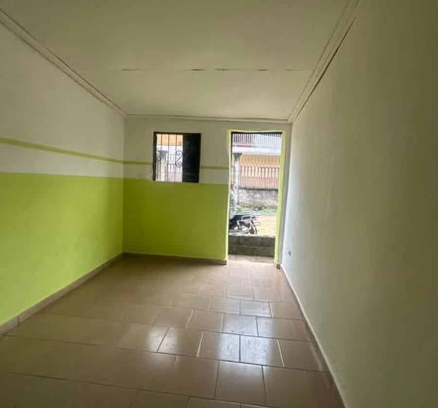 Chambre moderne avec coin cuisine à Logbessou