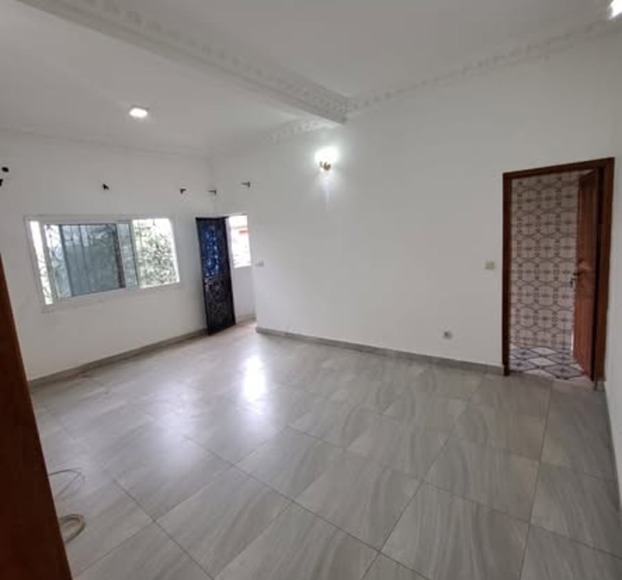 Très vaste studio moderne à louer - Terminus Odza
