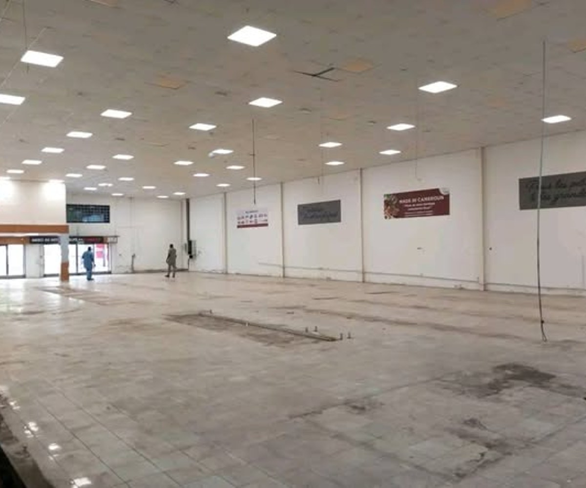 Entrepôt et bureaux à louer - Bonapriso