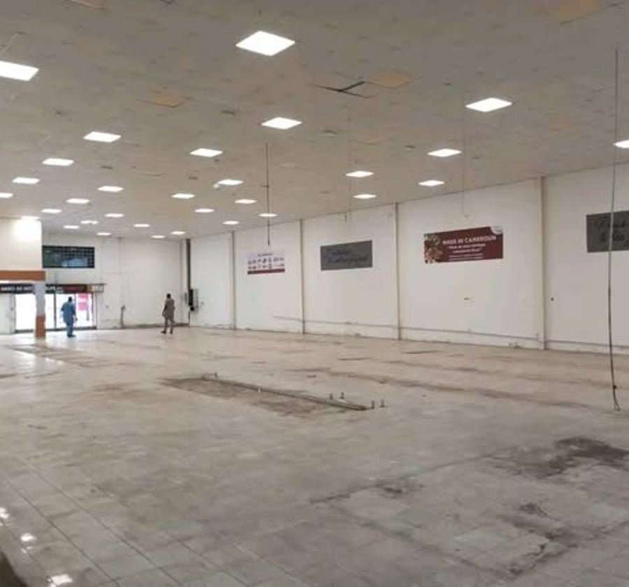 Entrepôt et bureaux à louer - Bonapriso